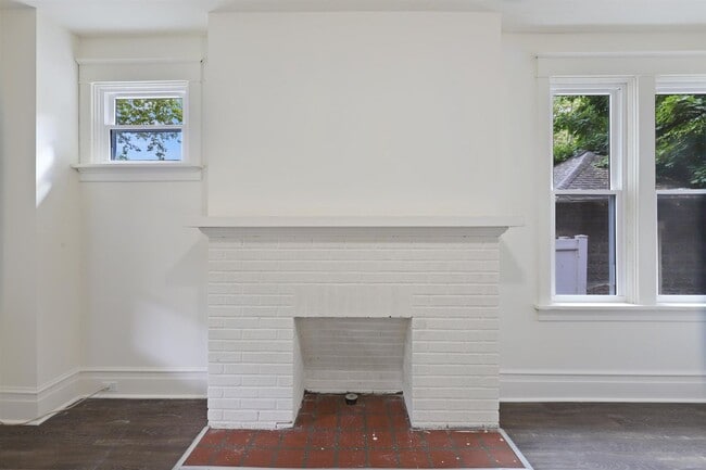 Building Photo - Charming 3 Bedroom 1.5 Bathroom Located in Uptown Harrisburg!