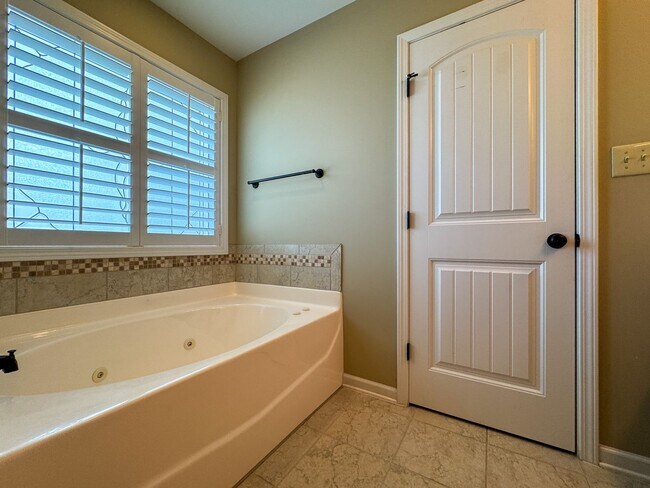 Building Photo - 2900 Blackwater Ct