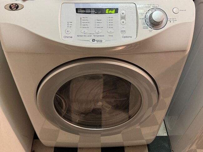 Building Photo - AVAILABLE June 1st! Spacious and Updated 2 Bedroom, 1.5 Bathroom Townhome