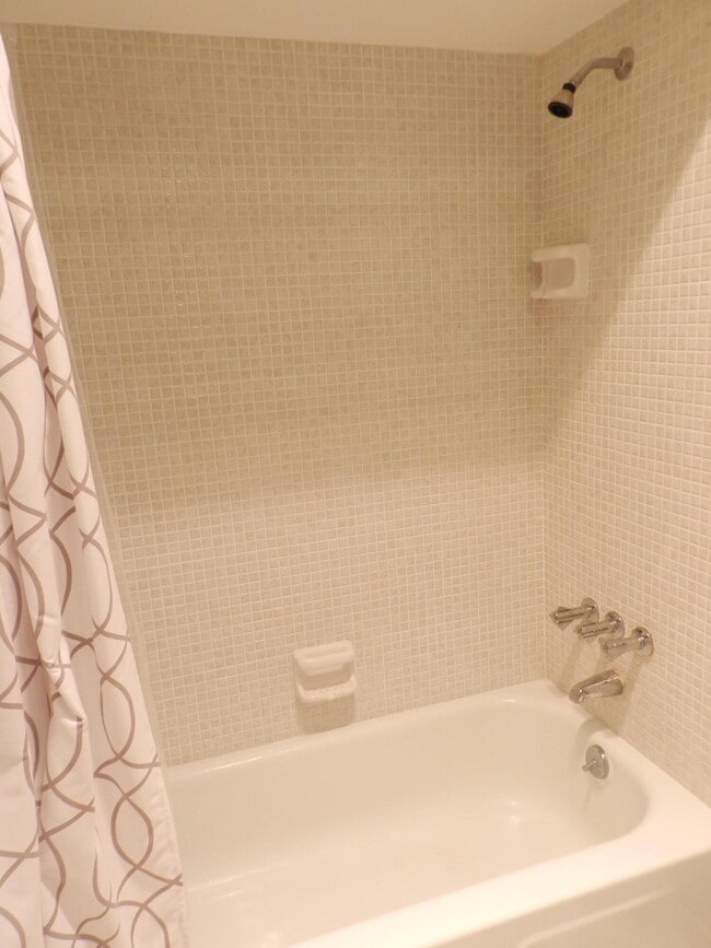 Building Photo - 6 W Greenway Dr