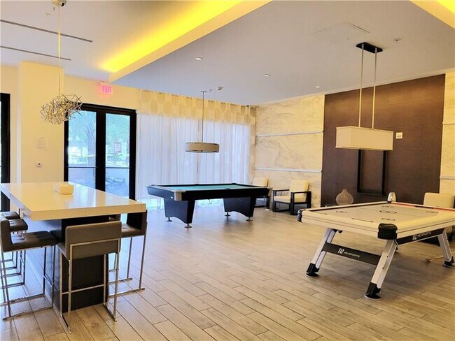 Building Photo - 999 SW 1st Ave