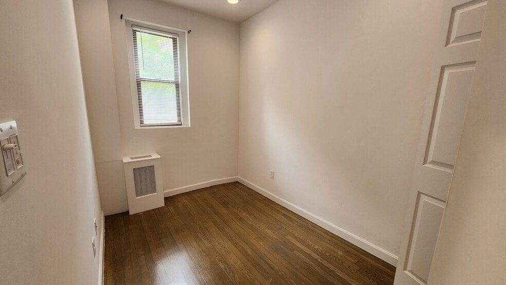 Building Photo - 54 Queensberry St