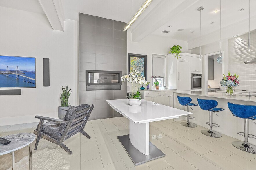 Building Photo - 310 Rivers St