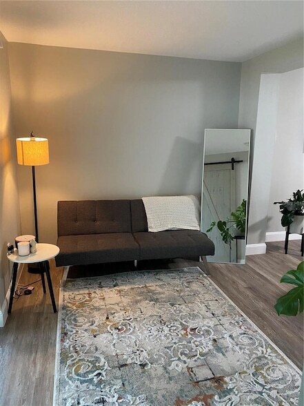 Building Photo - 7014 Glenview Dr