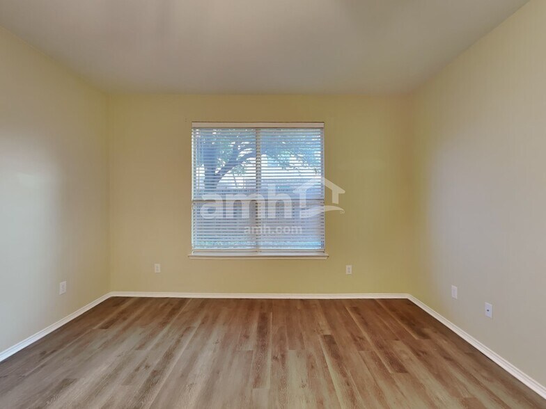 Building Photo - 629 Nemitz St