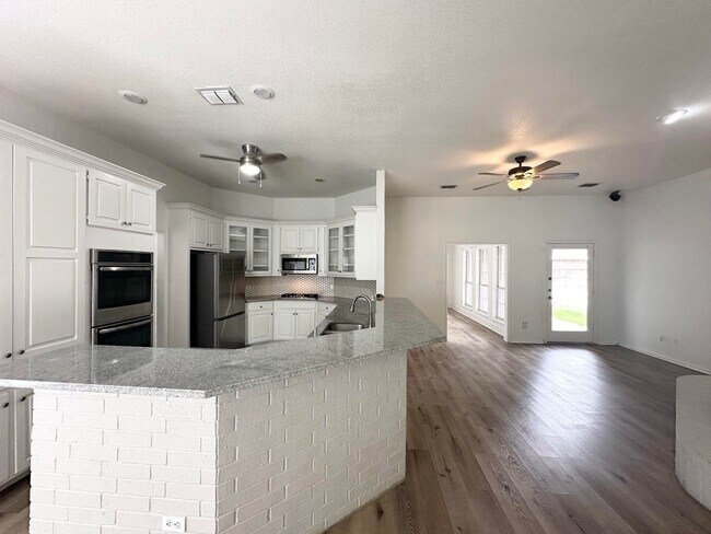 Building Photo - Gorgeous Home For Rent
