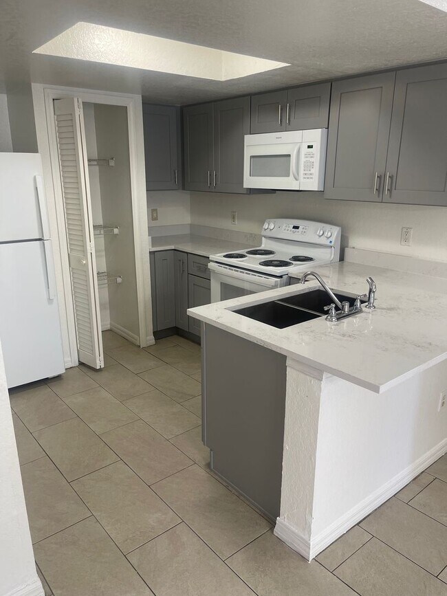 Building Photo - 4 Bedroom 2 Bath