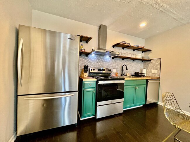 Building Photo - Fully Furnished Home with great location