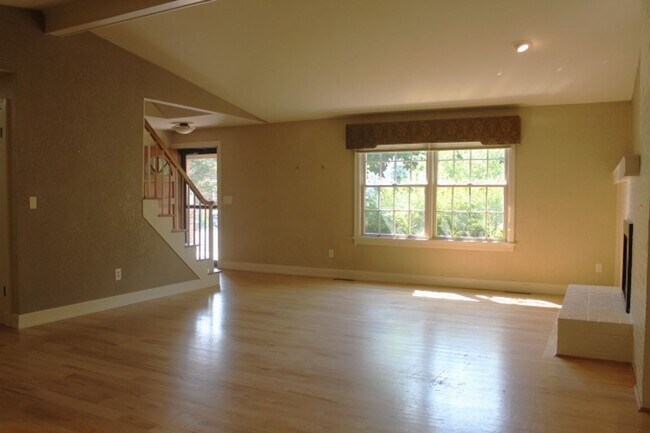 Building Photo - Gorgeous 2 Story Home in Columbine West!