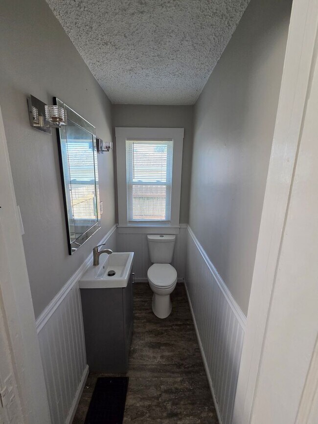 Building Photo - Three Bedroom Single Family Home AVAILABLE NOW