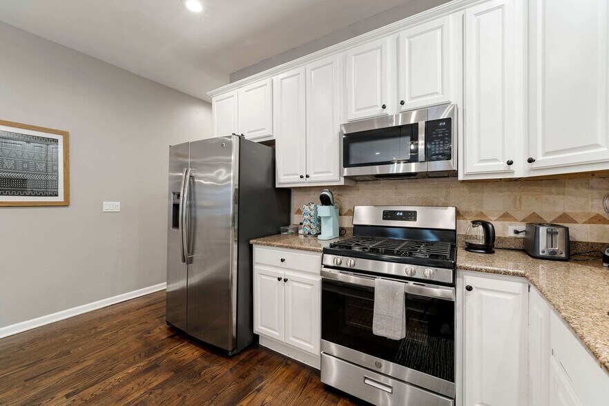 Building Photo - 1909 S Michigan Ave