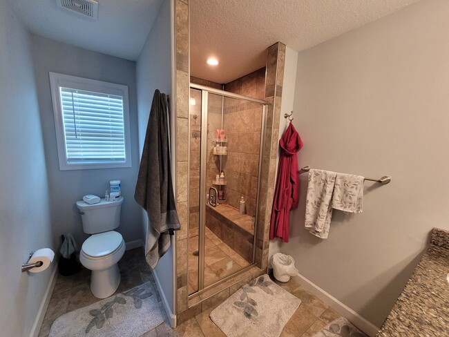 Building Photo - Beautiful & Spacious 4 bedroom, 2.5 bath h...
