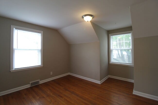 Building Photo - 2 Bedroom Duplex in North Kansas City
