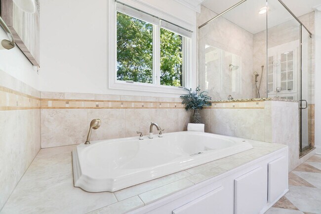 Building Photo - Luxury 5 Bedroom Retreat with Pool in Wedd...