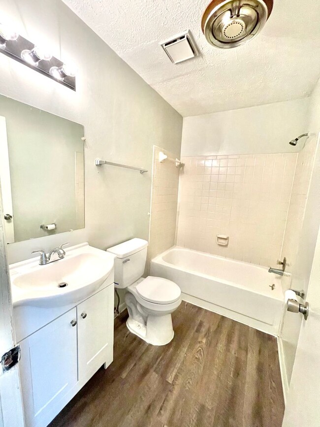 Building Photo - Renovated 1 Bedroom / 1 Bathroom in Madiso...