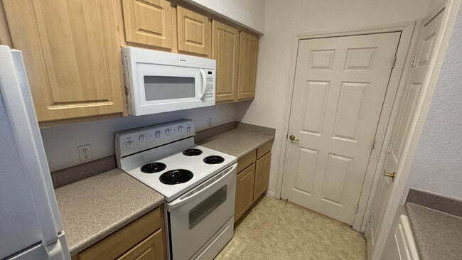 Building Photo - First-floor 1-bedroom condo available for immediate move-in.