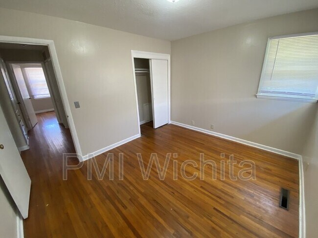 Building Photo - 889 S Hillcrest St