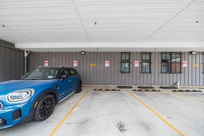 Building Photo - 625 Park Rd NW