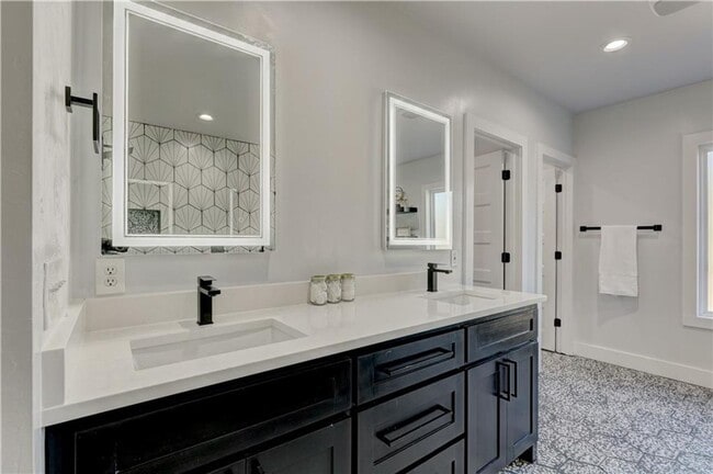 Building Photo - 3 Bed 2.5 Bath 1 Car Garage Built New 2021 in Gatewood Addition