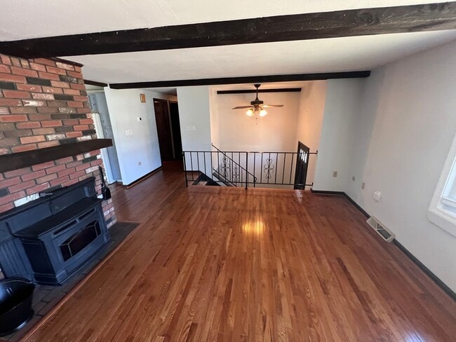 Building Photo - Check out this 3 bedroom 3 bath home for lease