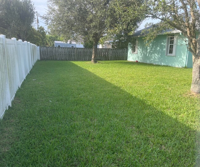 Building Photo - 4412 SW Bonney St