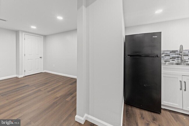 Building Photo - 5922 Cedonia Ave