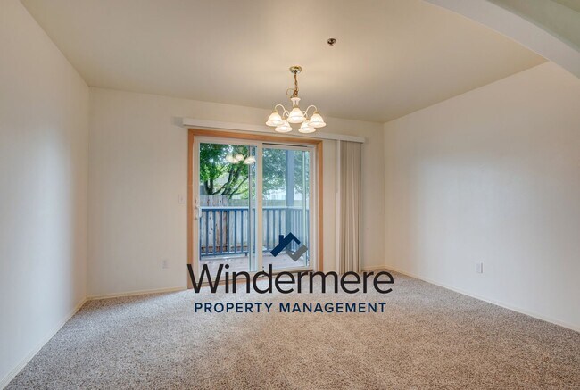 Building Photo - 3 Bed 2 Bath Ground Level Condo