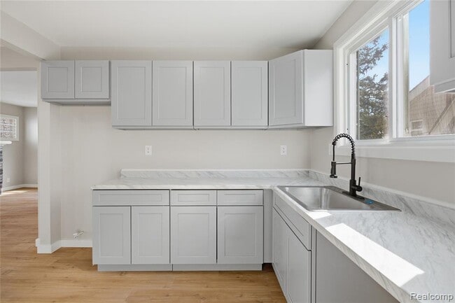 Building Photo - 14615 Winthrop St