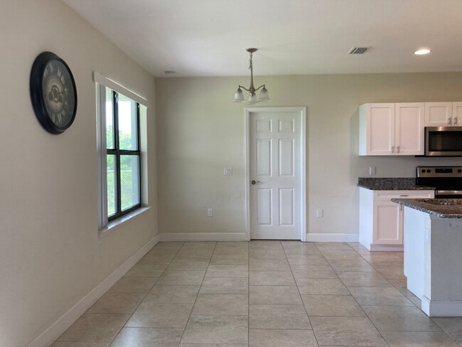 Building Photo - 350 Piper Ave