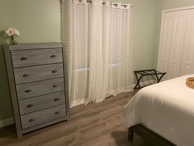 Building Photo - Sunset Lakes