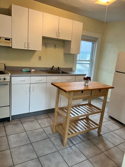kitchen with small table, small stove, full fridge - 58 Campbell St