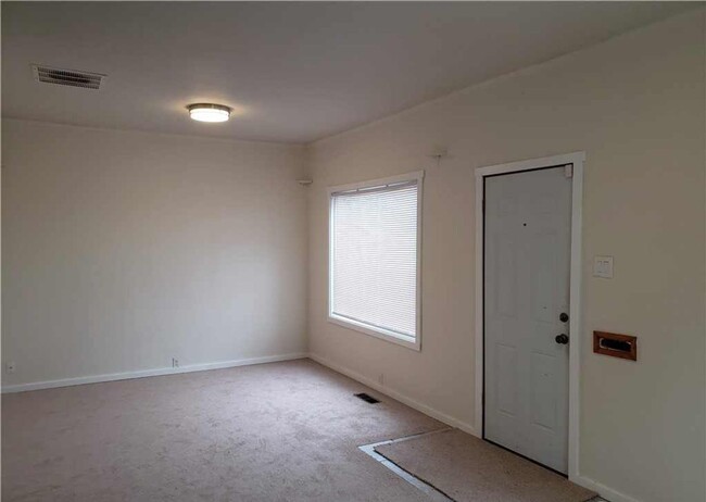 Building Photo - 2 BD 1 BA home with easy transit