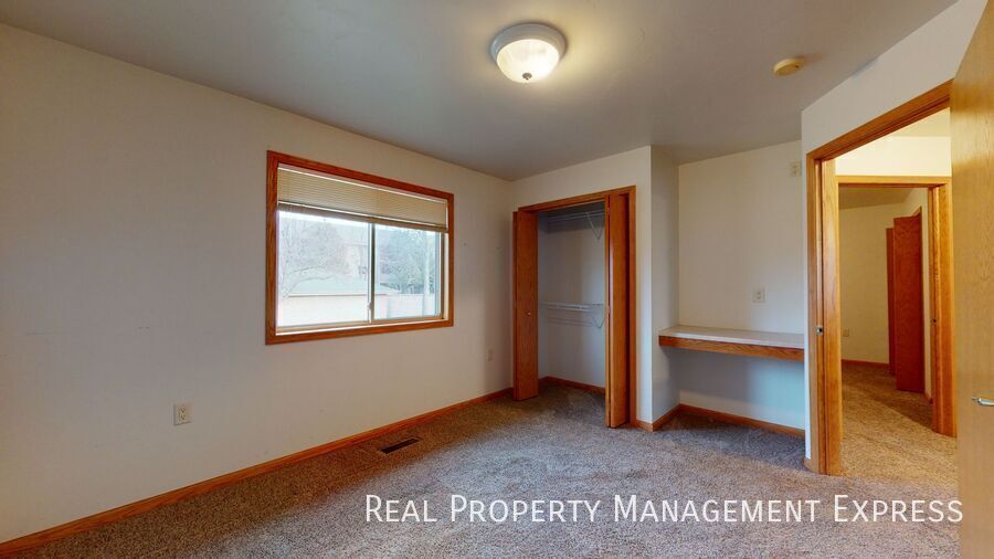 Building Photo - 2 Bed 1 Bath Twin Home