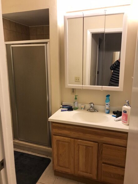 bathroom - 543 W Mifflin St
