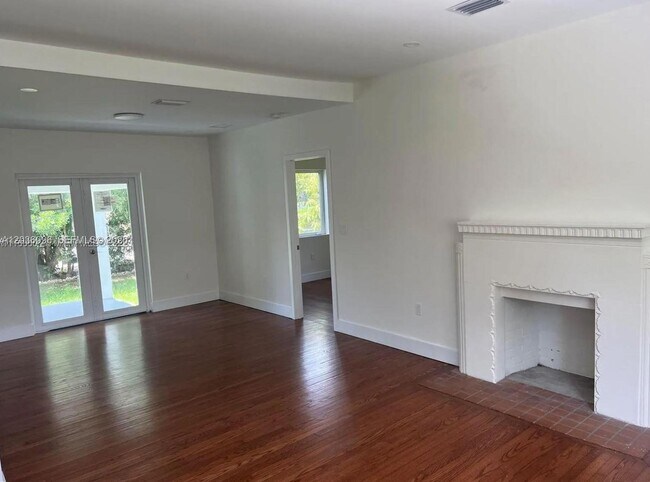 Building Photo - 2250 SW 21st St