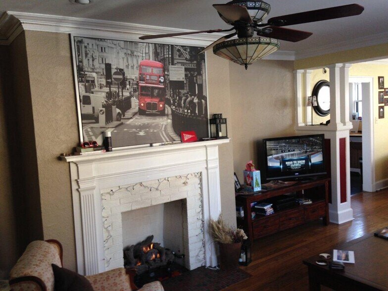 Gas Fireplace in the living room - 1820 Pleasant St