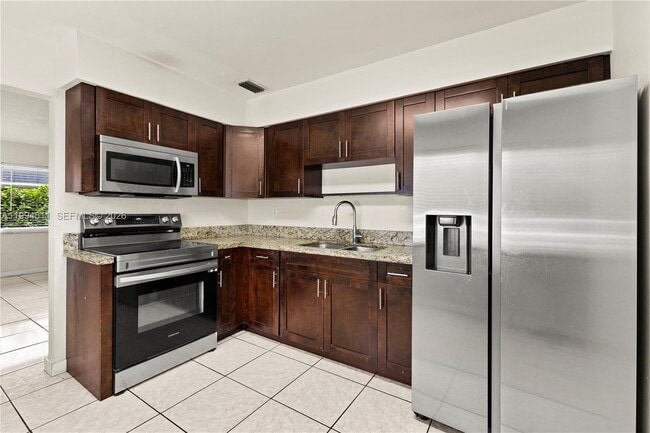 Building Photo - 6121 SW 40th Ct