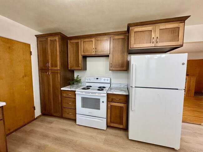 Building Photo - New Kitchen & Flooring! JUST LISTED!