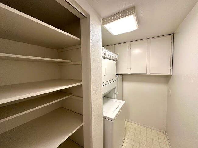 Building Photo - 600 S State St