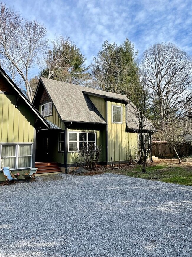 Primary Photo - Super Convenient Kenilworth Location! 3 Be...