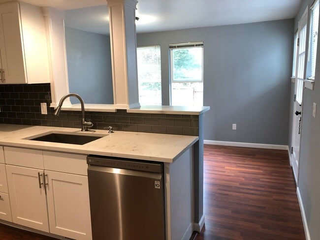 Building Photo - 3 bedroooms townhouse. Great School District!!