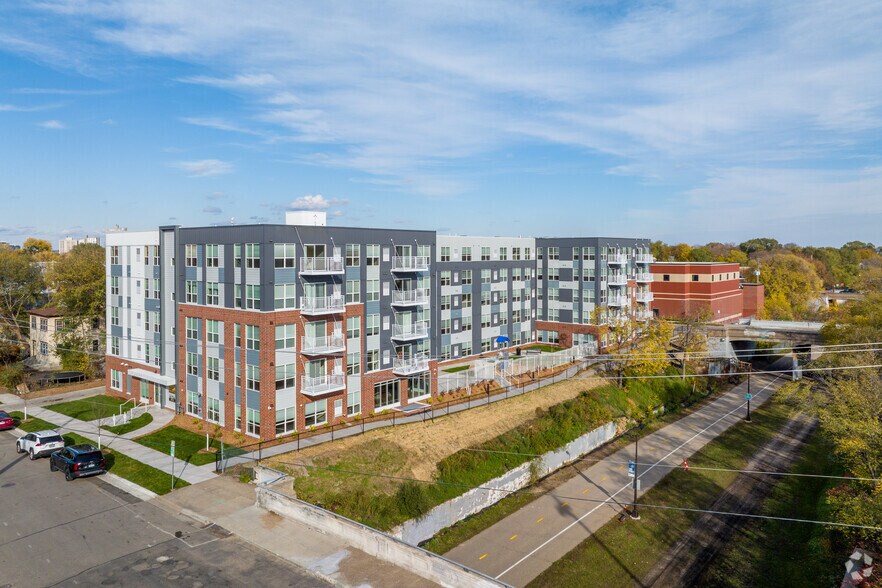 Building Photo - Midwell