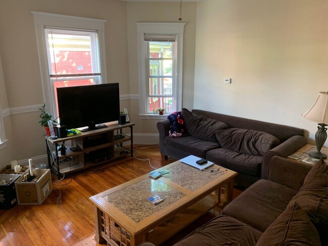 Building Photo - Huge 5 bed In Davis Square