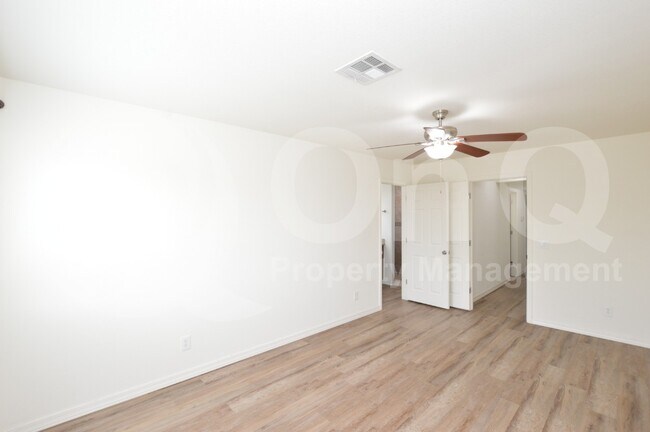 Building Photo - 3225 E Earll Dr