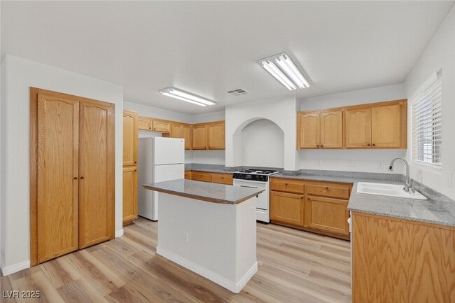 Building Photo - 7281 Larix Rd