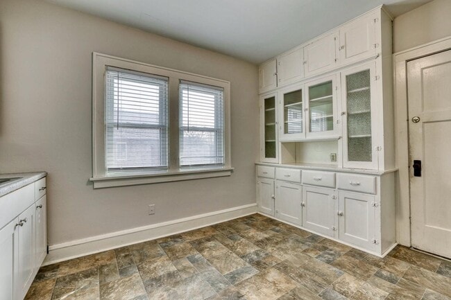 Building Photo - 5113 W Wisconsin Ave