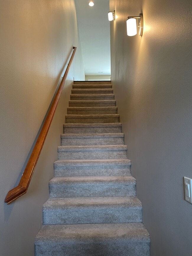 Building Photo - LUXURY 4 Bed Camas Townhome! Gated Communi...