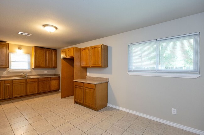 Building Photo - Spacious 4 bedroom in 77707. More pics com...