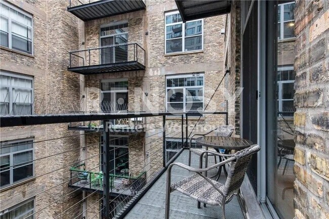 Building Photo - Downtown Luxury Condo Available!