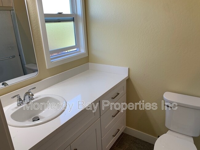 Building Photo - 1715 Matthews Ln